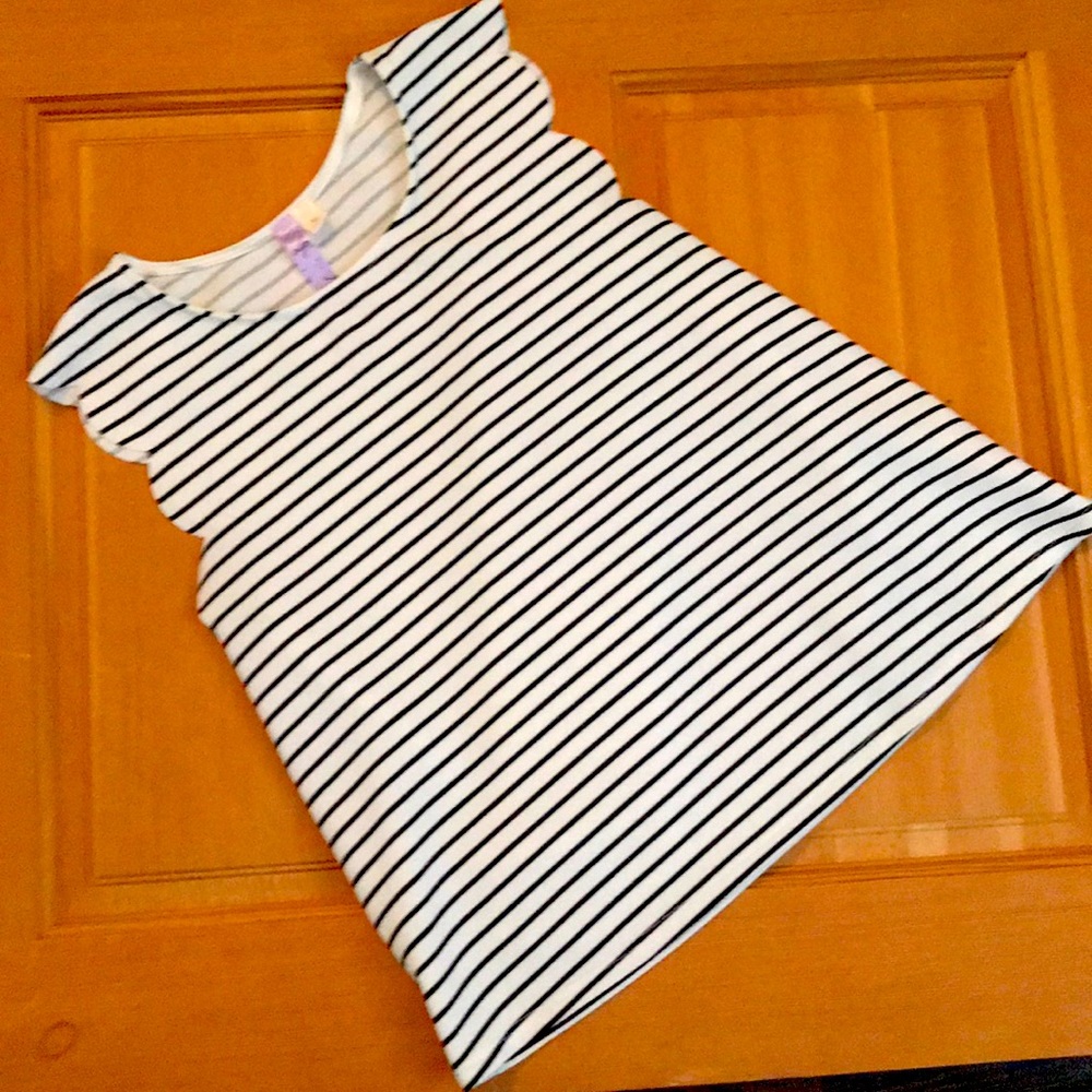 A scallop detailed top